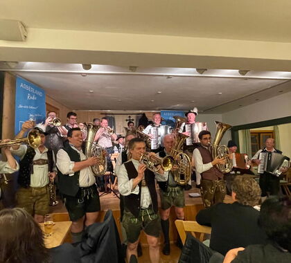 Ein Haufen Musikanten spielen miteinander