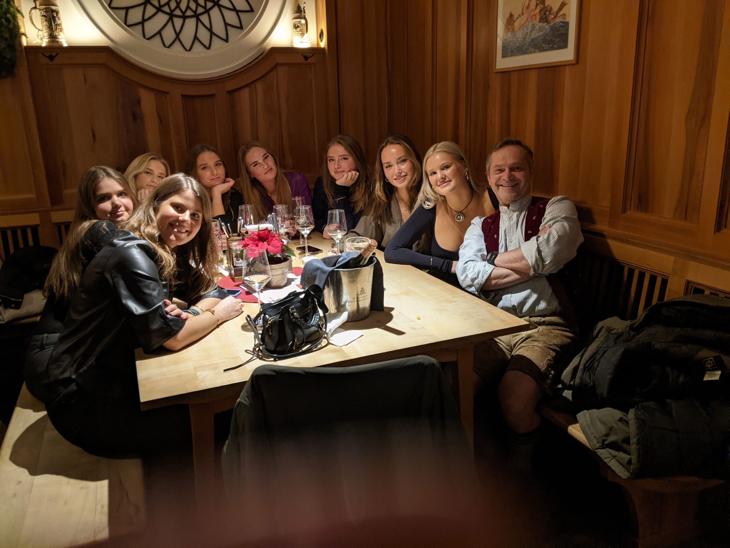 Hübsche, junge Schwedinnen beim Donisl in München
